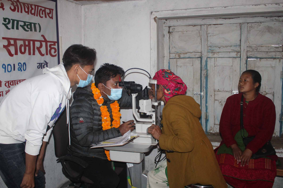 हलेसीमा निःशुल्क आँखा जाँच शिबिर सुरु, शिबिरमा वृद्धवृद्धाको भीड
