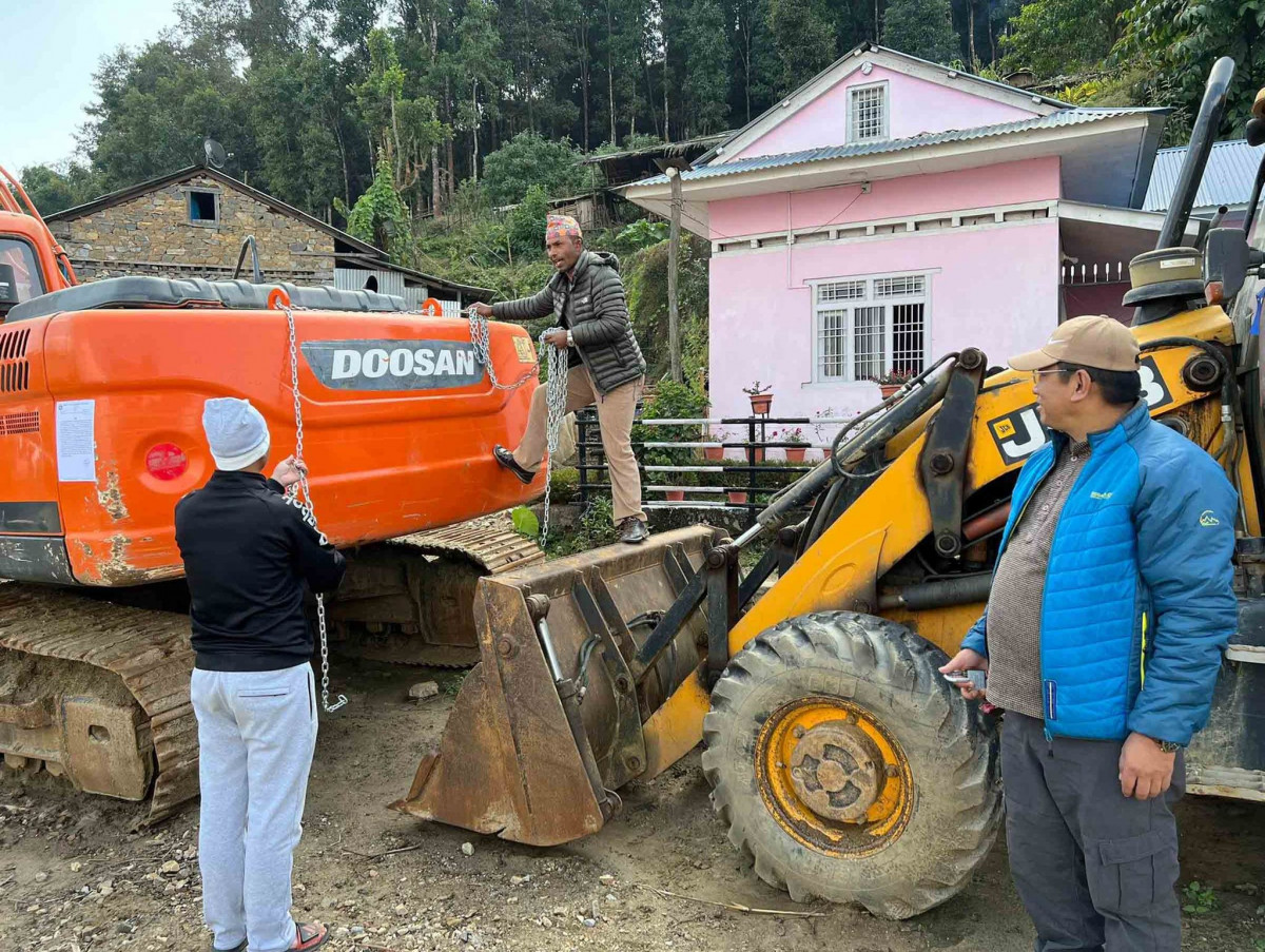 सडक स्तरोन्नतीको काम अलपत्र पार्ने ठेकेदारको मेसिनमा लगाइएको ताला खोलियो