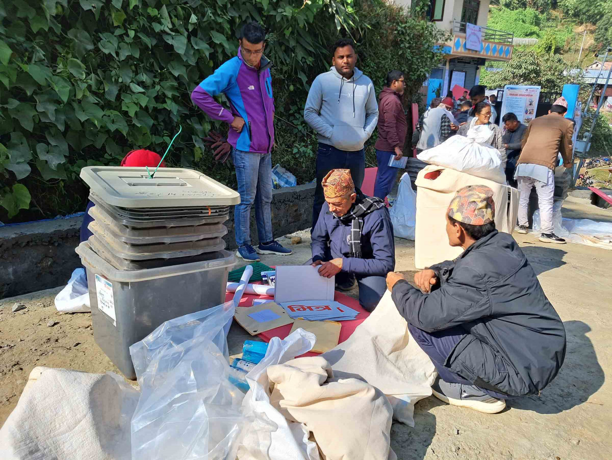 खोटाङ : मतदान केन्द्र पुग्दै ६२ प्रकारका निर्वाचन सामग्री