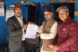 महुरे–फोक्सिङटार सडक कालोपत्रेको काम सुचारु गराउन माग गर्दै मेयरलाई बुझाइए चार मागपत्र