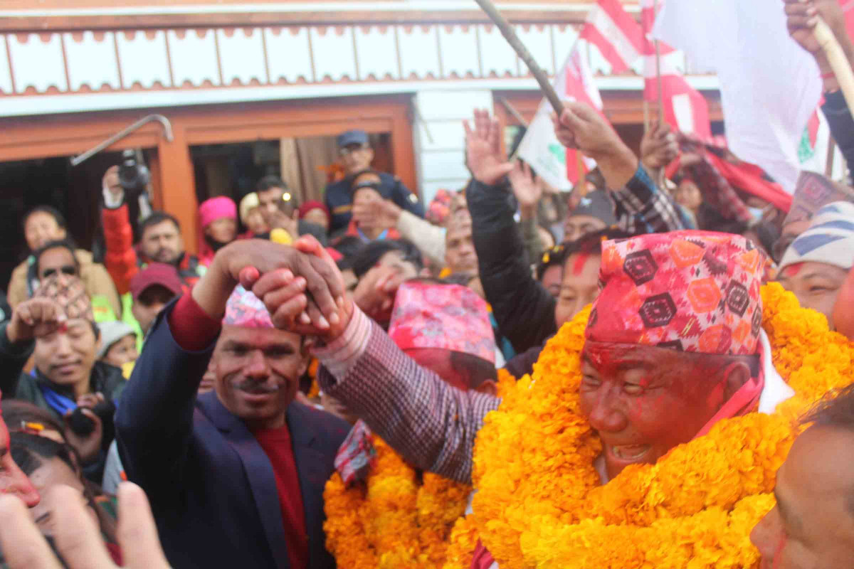 गठबन्धनबाट विजयी नेतालाई एमालेका प्रत्यासीले दिए बधाई