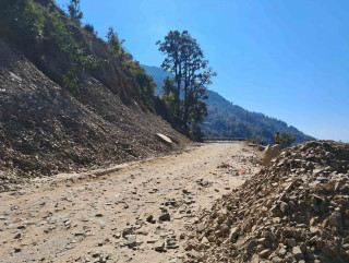 ढुंगाखानीको ढुंगामाटो जथाभावी फाल्दा मध्यपहाडीमा अवरोध