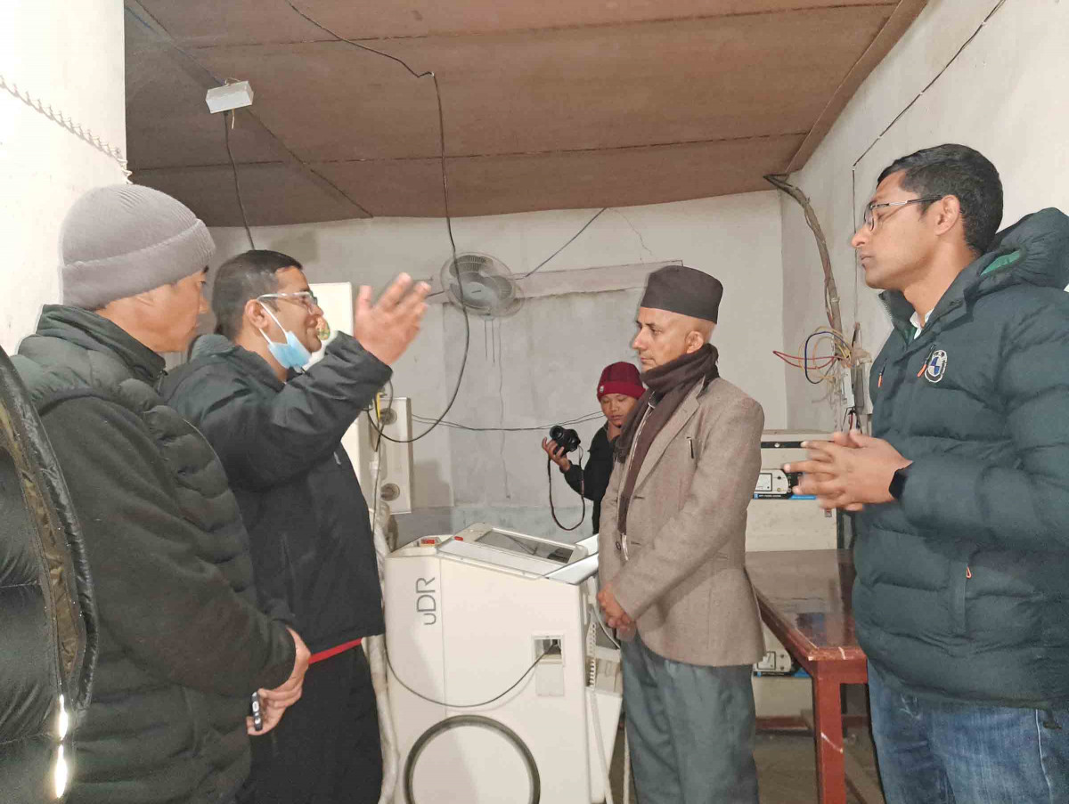 जिल्ला अस्पतालको एक्सरे सेवा बन्द हुँदा सेवाग्राही मारमा