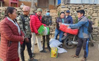 आगलागीबाट विस्थापितलाई ऐसेलुखर्क गाउँपालिकाको राहत प्रदान