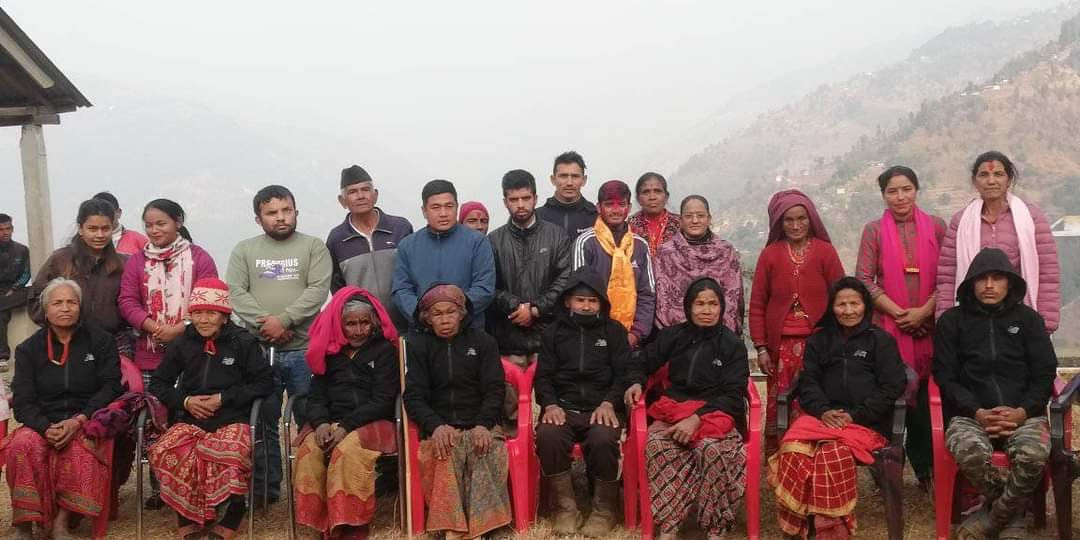 सरकारी जागिरे बनेको खुसीयालीमा अशक्तलाई ज्याकेट वितरण