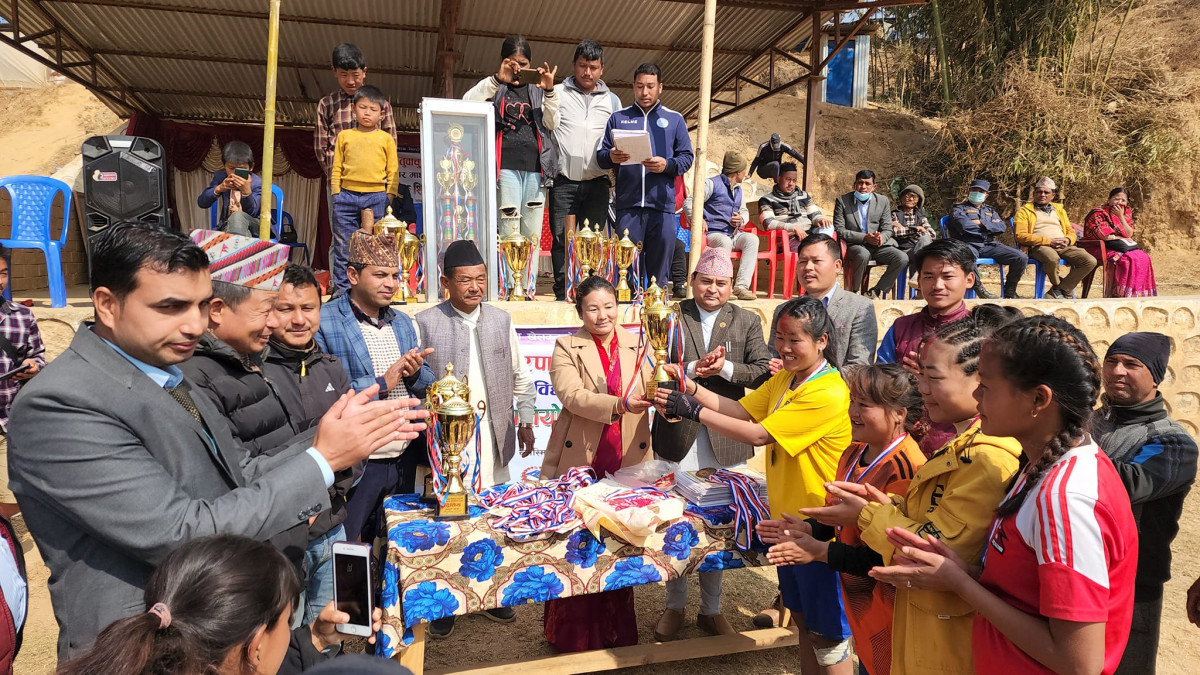 हलेसीमा आयोजित राष्ट्रपति रनिङ शिल्ड पिपलडाँडा देविस्थान माबिले उचाल्यो