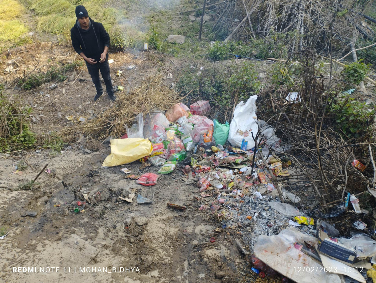 चिसापानी बजारबाट भारी मात्रामा म्याद गुज्रेका खाद्यवस्तु जफत