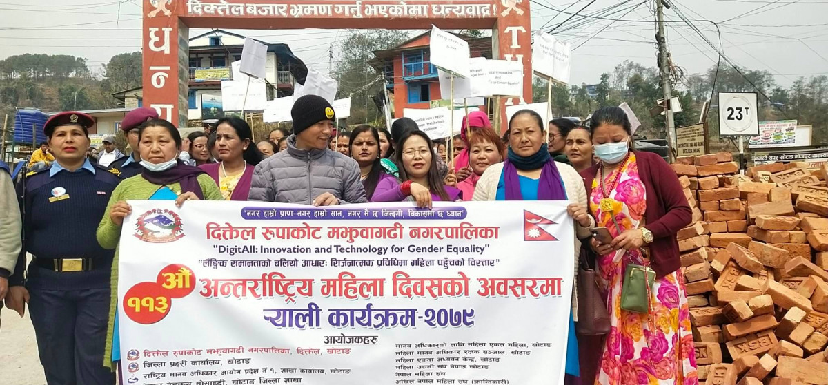दिक्तेल रुपाकोट मझुवागढीका विपन्न छ महिलालाई आर्थिक सहयोग