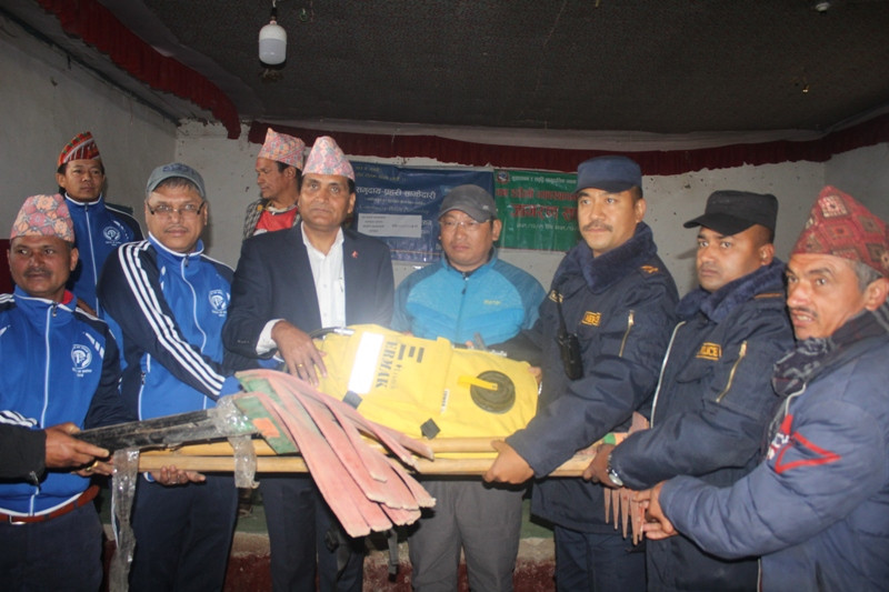 सेना र प्रहरीलाई डिभिजन वनले दियो अग्नी नियन्त्रण औजार