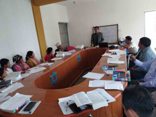 अंग्रेजी ध्वनी सम्वन्धी अभ्यास कक्षामा च्यास्मीटारका शिक्षक/शिक्षिका