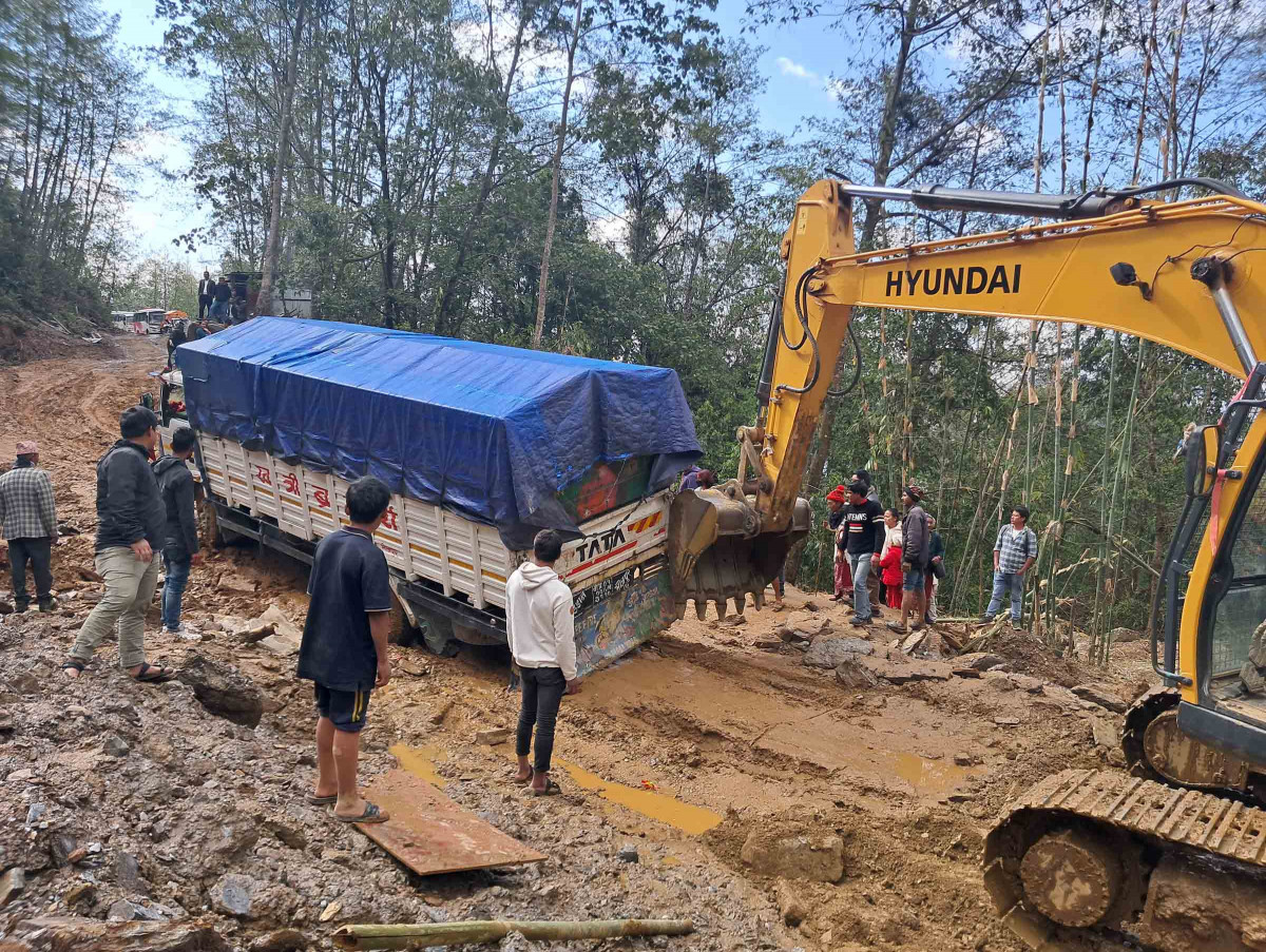 vehical on muddy road_khotang (1).jpg