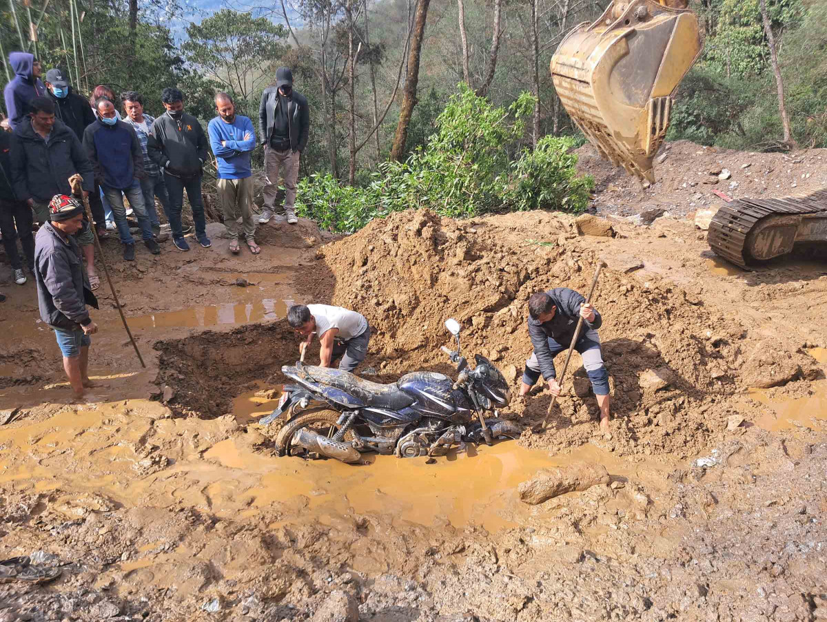 vehical on muddy road_khotang (2).jpg