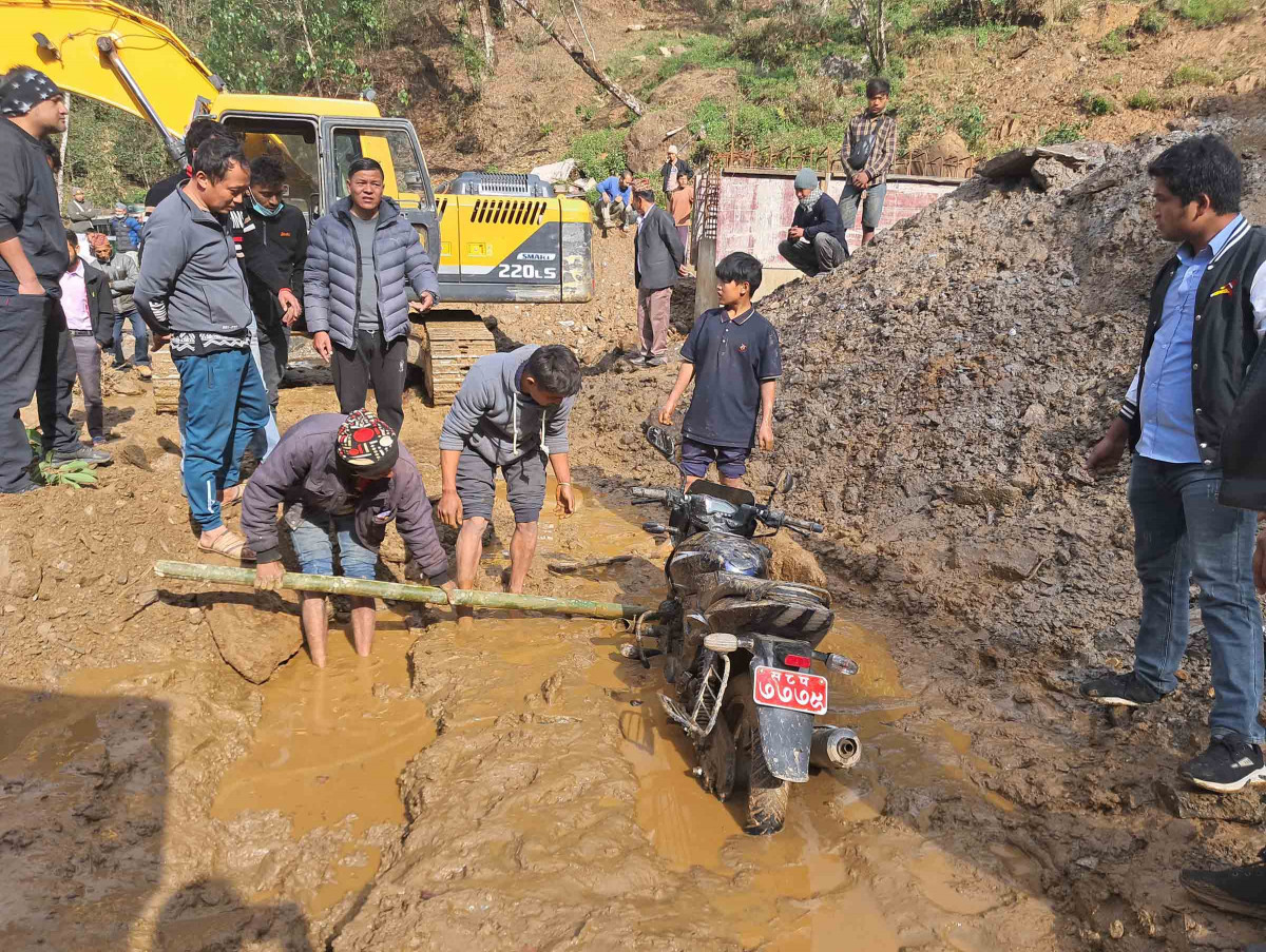 vehical on muddy road_khotang (3).jpg
