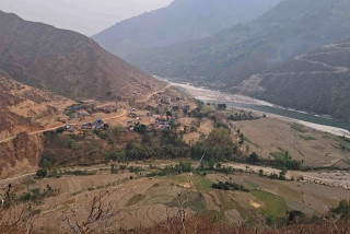 हलेसी तुवाचुङ : सडकले कुलो पुरेपछि खेत बाँझियो