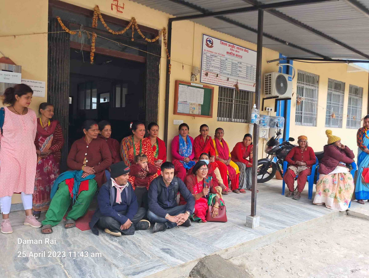 करारका कर्मचारी हटाइएको विरोधमा आयुर्वेद स्वास्थ्य केन्द्रमा धर्ना
