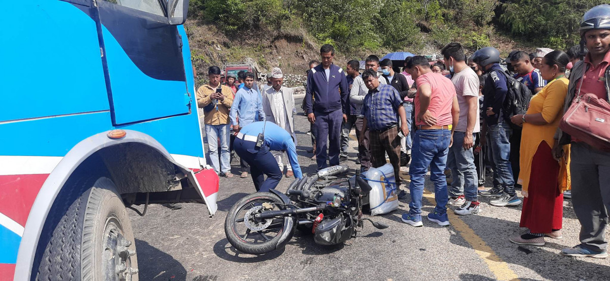 खोटाङ: जन्ती बोकेको बससँग ठोक्किँदा बाईकचालक गम्भीर घाईते