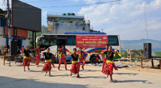दिक्तेलमा सडकमै सामना परिवारको प्रस्तुती
