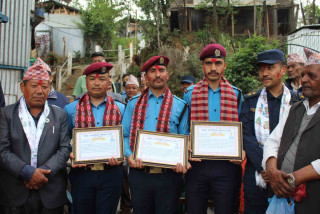 बेलैमा आगलागीको सुचना दिएर जनधनको क्षती हुनबाट जोगाउने प्रहरीलाई अभिनन्दन