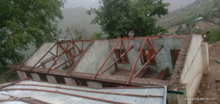 हावाहुरीले विद्यालयको छाना उडाउँदा कम्प्युटरलगायतका सामाग्रीमा क्षती