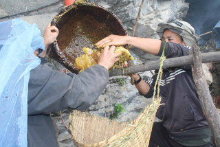 यसरी गरिन्छ हनि हन्टिङ