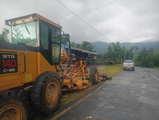 सडक स्तरोन्नतीको काम अलपत्र छाडेर लैजाँदै गरेको ग्रेडर मेसिन नगरको नियन्त्रणमा