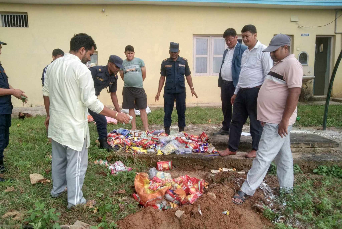 खोटाङबजारमा ५८ हजारको म्याद नाघेको खाद्य सामग्री जफत