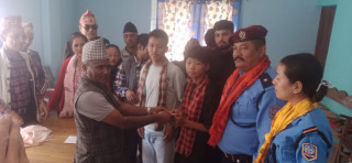 खोटाङमा बेपत्ता वृद्धा भेट्ने दुई किशोरलाई नगद सहित सम्मान