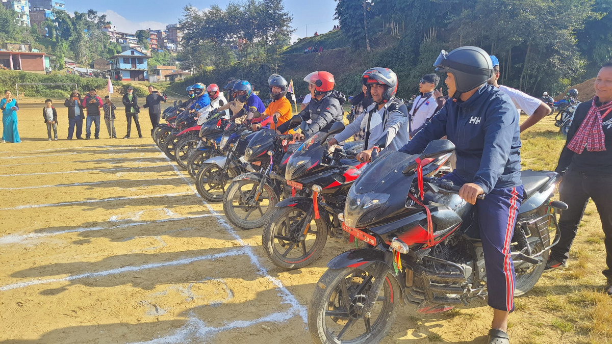 दिक्तेलमा बाईक ढिलो कुदाउने प्रतियोगीता