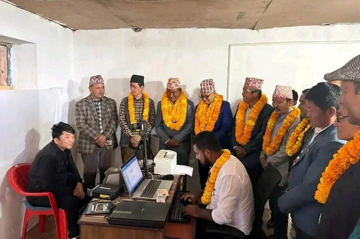 इलाका प्रशासन कार्यालय खोटाङबजारबाट राष्ट्रिय परिचय–पत्र वितरण सुरु