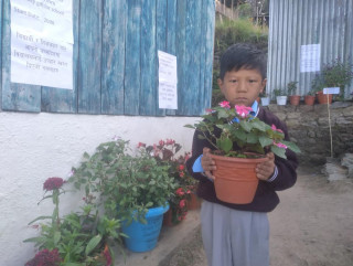 कालिका आधारभुत विद्यालयमा ‘जन्मदिनमा फूल सहितको गमला उपहार’ कार्यक्रम