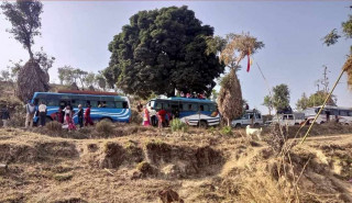 चन्दा संकलन गरेर सडक मर्मत गर्दै धितुङवासी