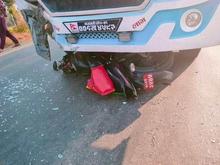 बस र मोटरसाइकल ठोक्किदा डिकुवा र पाथेकाका दुई युवा युवतीको मृत्यु