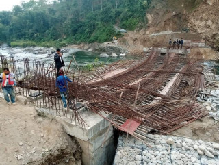 बनाउँदा बनाउँदै मोटरेबल पुलको फर्मा ढल्यो
