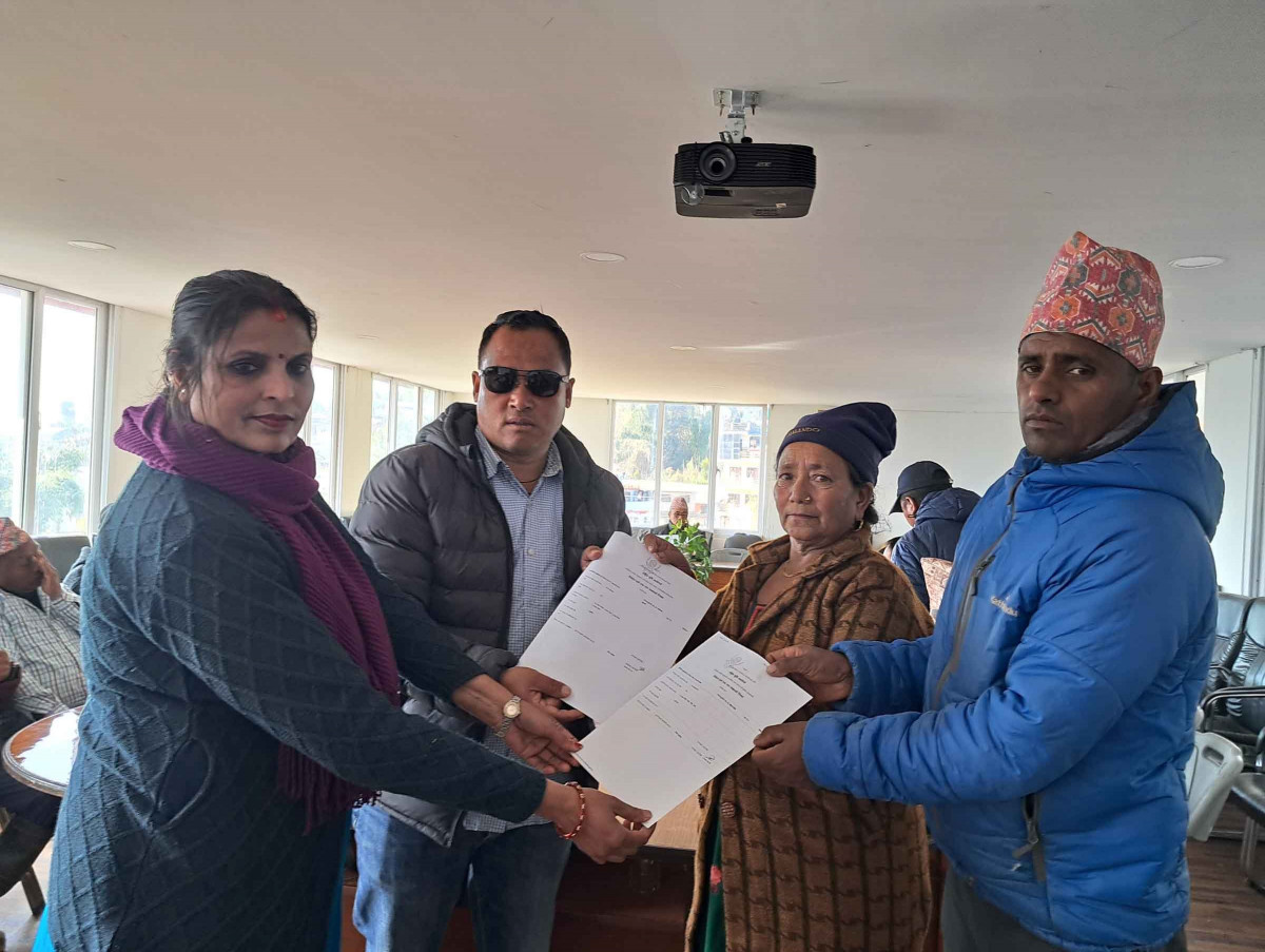 दिक्तेल रुपाकोट मझुवागढी नगरपालिकाका ६ भुमिहिन सुकुम्बासीलाई निस्सा प्रदान