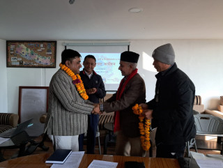 आफुबिरुद्ध जिल्ला प्रशासन कार्यालयमा उजुरी दिने उजुरीकर्तालाई मेयरको फूलमाला