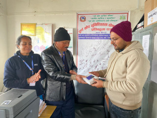 साकेलाः स्वास्थ्यकर्मीलाई पोष्टपेड सिमसहितको स्मार्ट फोन