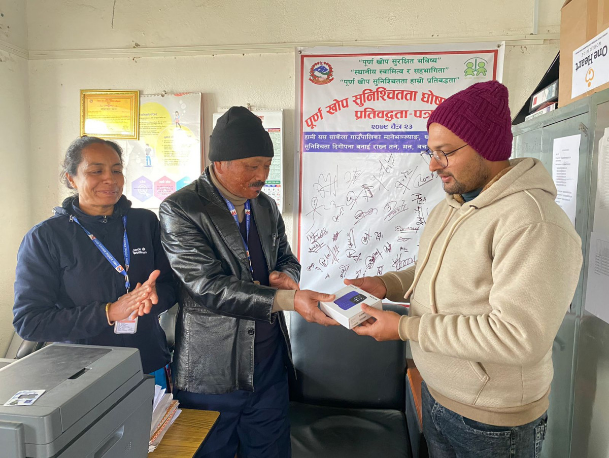 साकेलाः स्वास्थ्यकर्मीलाई पोष्टपेड सिमसहितको स्मार्ट फोन
