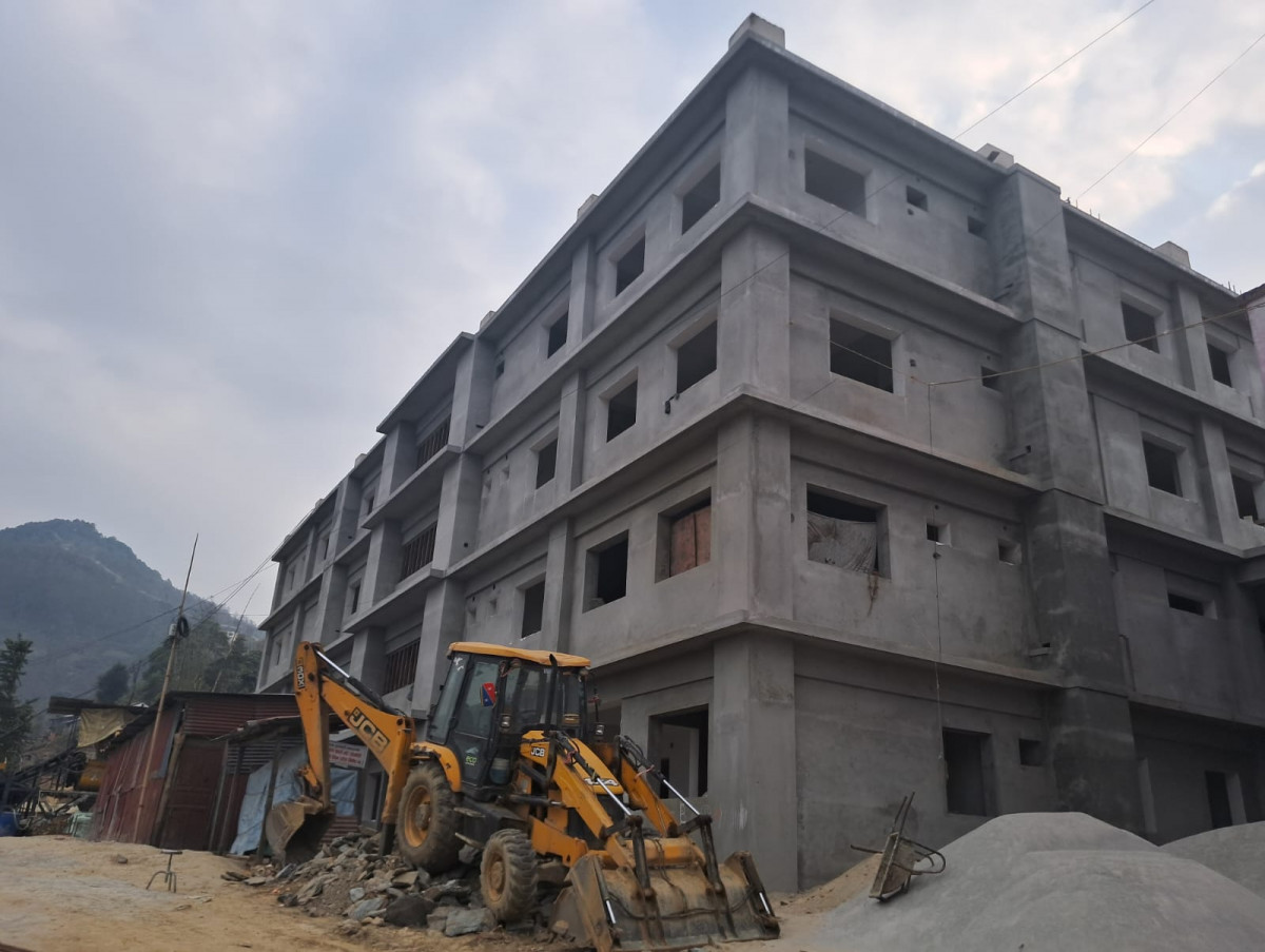 जिल्ला अस्पताल खोटाङको ५० शैयाको भवन निर्माणको काम ठप्प