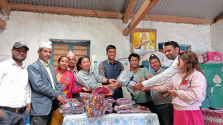 मात्तिमका विद्यार्थी र शिक्षकलाई वडा कार्यालयको ट्र्याकसुट र टि–सर्ट