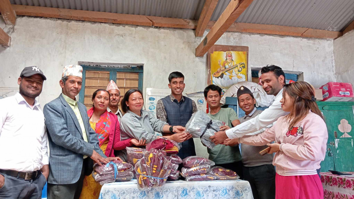 मात्तिमका विद्यार्थी र शिक्षकलाई वडा कार्यालयको ट्र्याकसुट र टि–सर्ट
