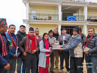 शिक्षिका आचार्यको जन्मदिनमा विद्यालयलाई पुस्तक