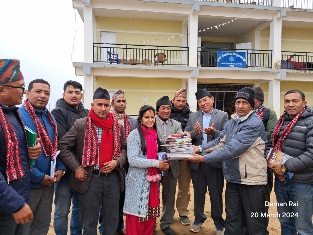 शिक्षिका आचार्यको जन्मदिनमा विद्यालयलाई पुस्तक