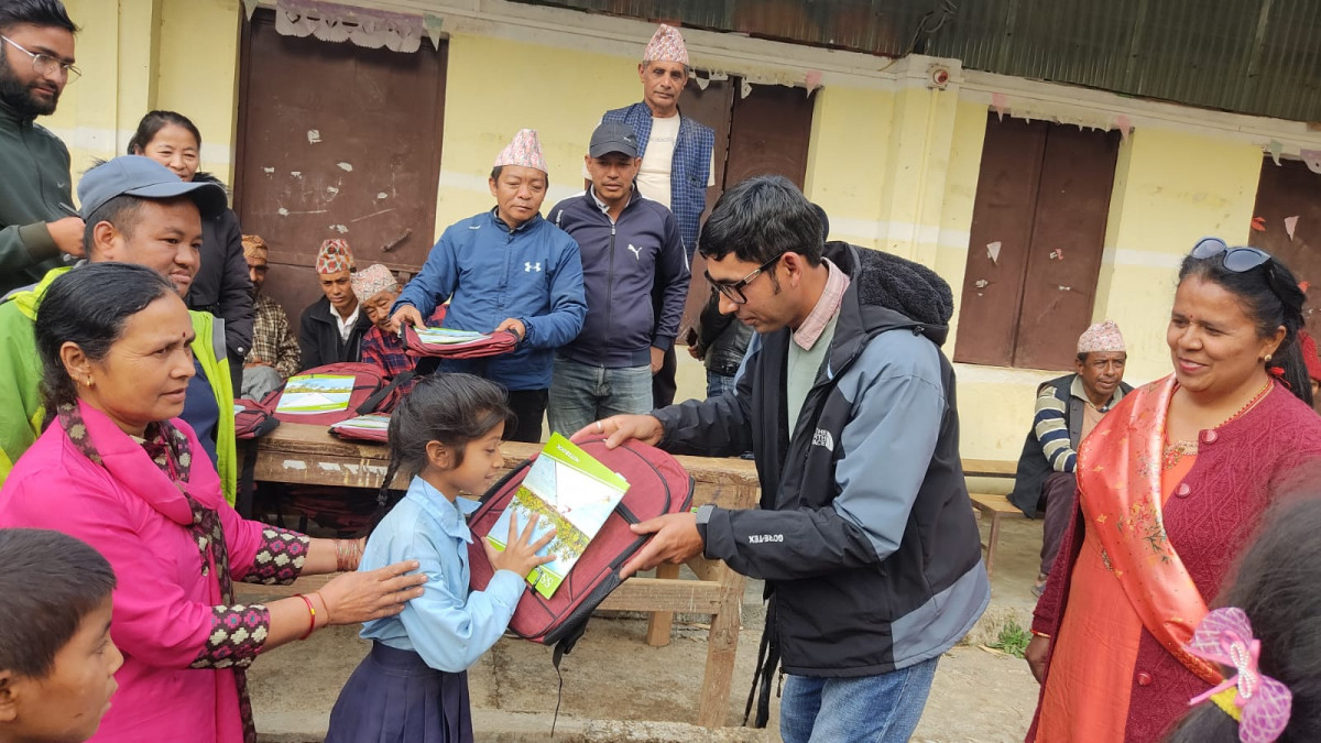 विद्यार्थीलाई शैक्षिक सामग्री प्रदान गर्दै सिअहेव पोखरेलले जन्मदिन मनाए
