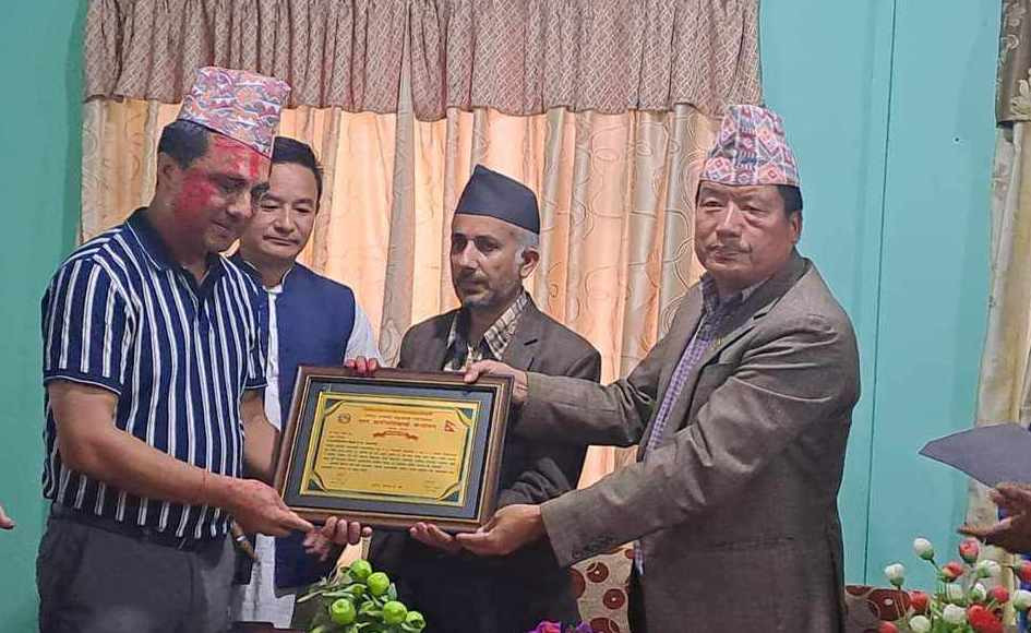 समय अगावै दुई वटा पुल निर्माण गर्ने निर्माण व्यवसायी सम्मानित