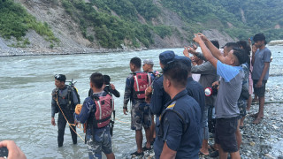 दुधकोसीमा बगेका युवा नभेटिएपछि फर्कियो गोताखोर