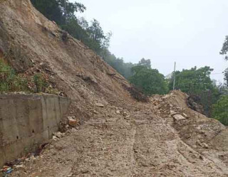 खोटाङको नागीमा पहिरो खस्दा सडक अवरुद्ध, पहिरो पन्छाइदै