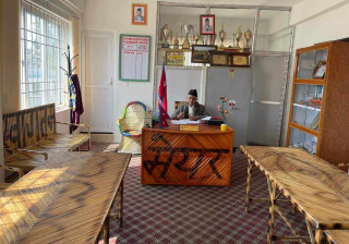 राष्ट्रपतिदेखि सभामुखसम्मलाई नगरपालिकाद्धारा बाँसको कुर्सी उपहार  !