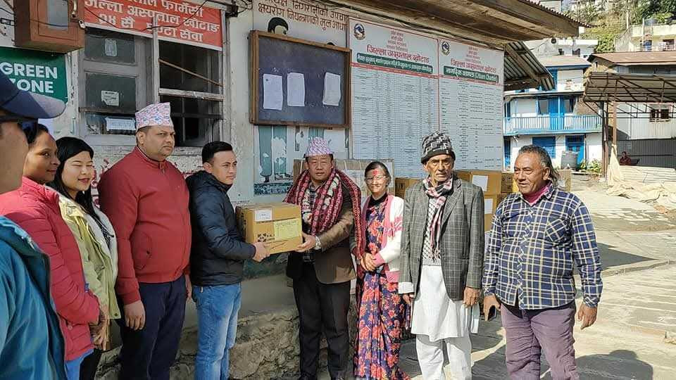 जिल्ला अस्पताल खोटाङलाई  स्वास्थ्य सामाग्री हस्तान्तरण