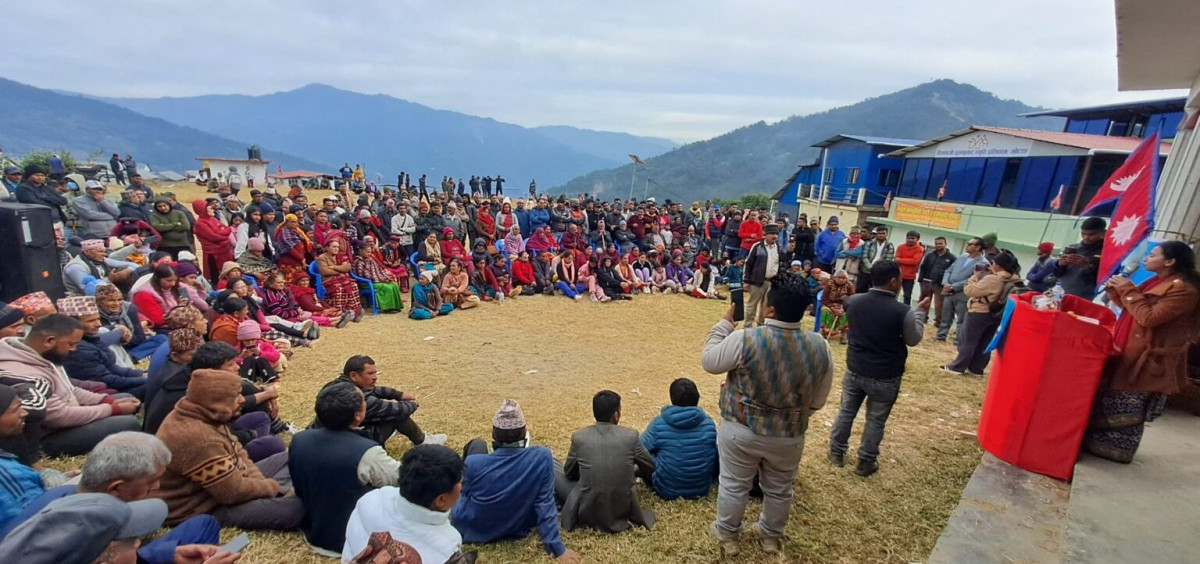 दिक्तेल बजारस्थित हेलीप्याडमा राष्ट्रिय स्वतन्त्र पार्टी खोटाङले आयोजना गरेको पहिलो जिल्ला भेलालाई सम्बोधन गर्दै केन्द्रीय सदस्य एवं प्रतिनिधिसभा सदस्य तोषिमा कार्की । Photo.jpeg