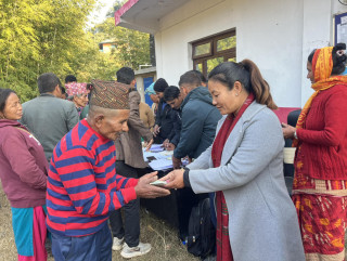 हलेसी तुवाचुङमा बदाम उत्पादक कृषकलाई प्रोत्साहन रकम वितरण